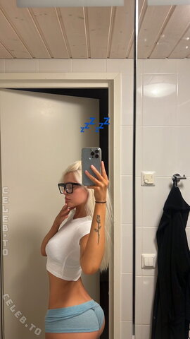 annagretaaaa nude photo 16