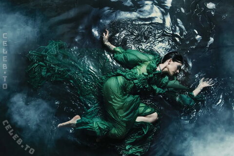 Anne Hathaway photo 4