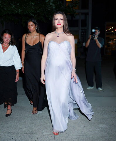 Anne Hathaway photo 2