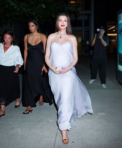Anne Hathaway photo 4
