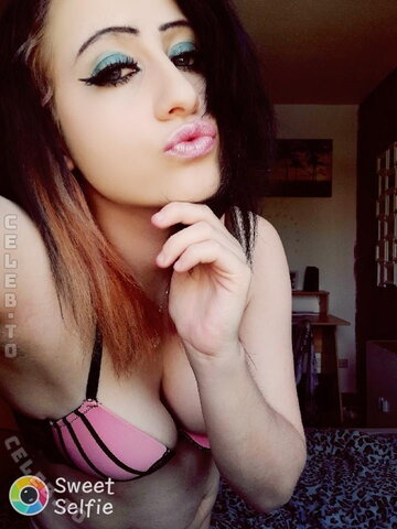 Anne Hot-Girl New (2 photos)