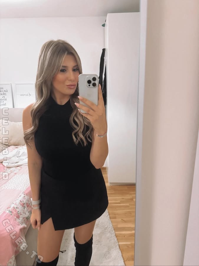 Anni Batista nude photo 2