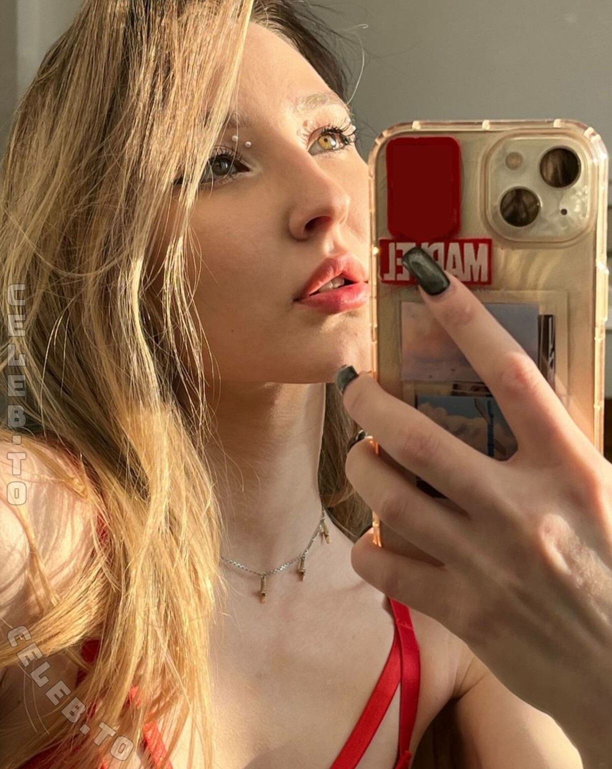 Annie Fox nude photo 1