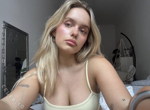 Anniisturn nude photo 1