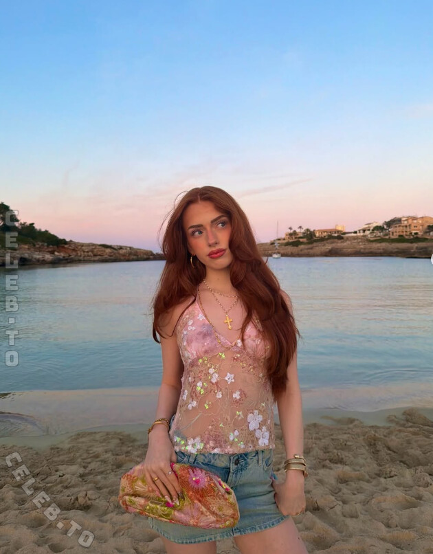 Annika.eks nude photo 1