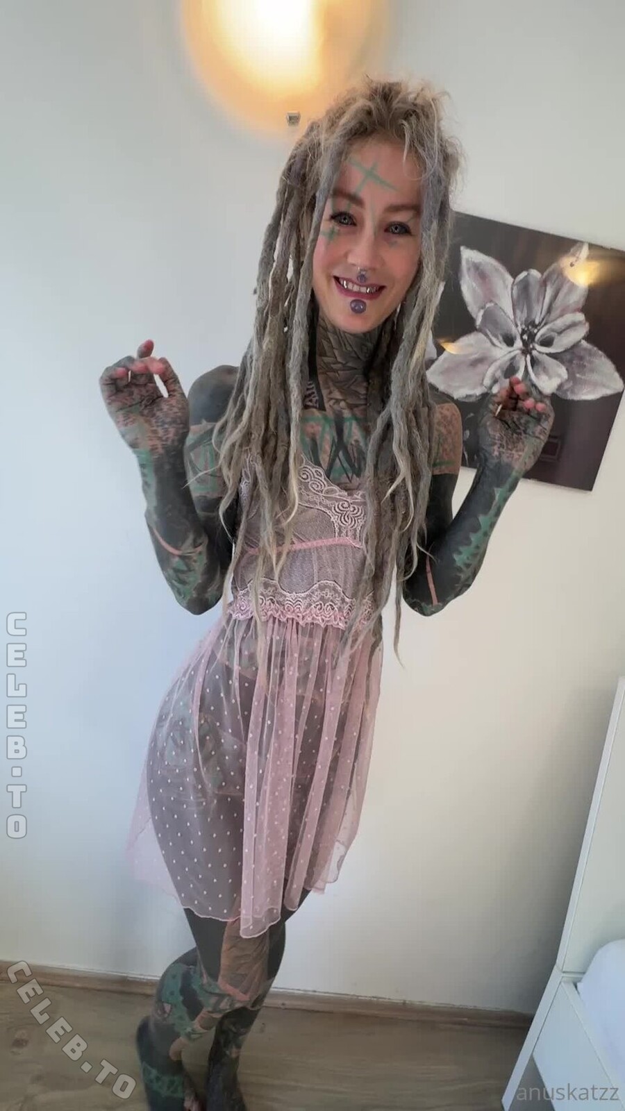Anuskatzz nude photo 9