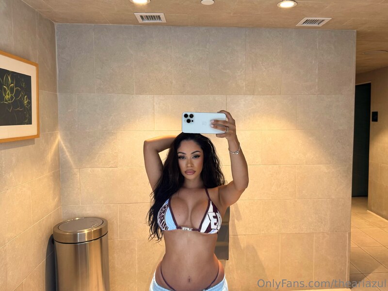 Ari Azul nude photo 6