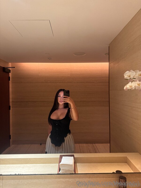 Ari Azul nude photo 10