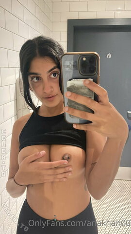 Aria Khan nude photo 3
