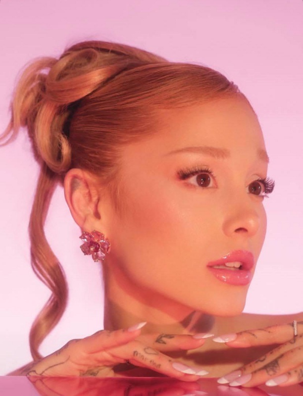 Ariana Grande nude photo 8