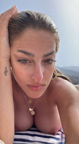 Ariannmusic nude photo 5