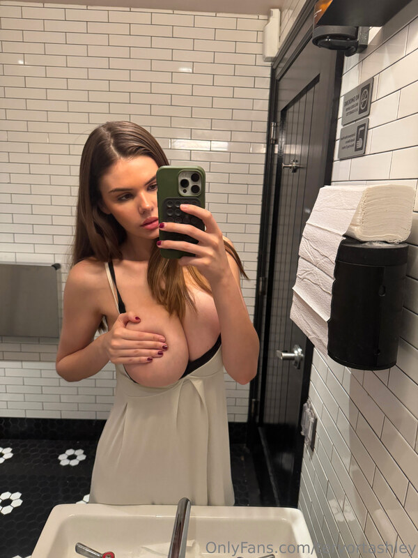 Ashley Tervort nude photo 1