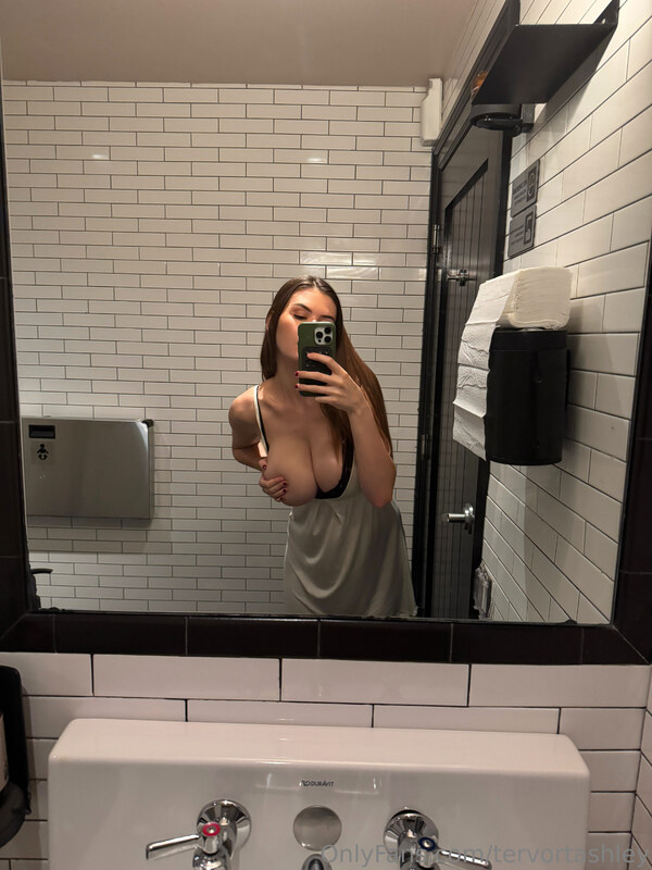 Ashley Tervort nude photo 3