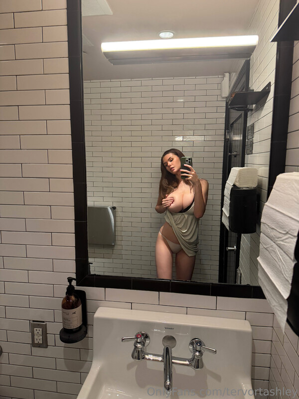 Ashley Tervort nude photo 6