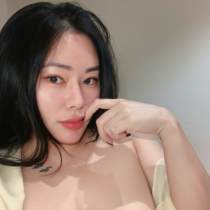 Asian babe nude photo 17