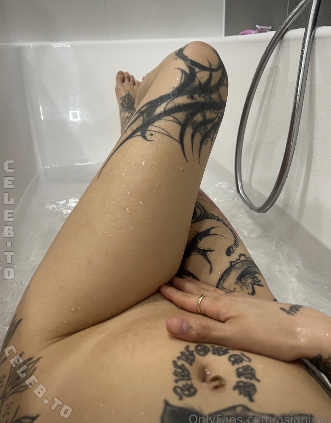 asianiina nude photo 1