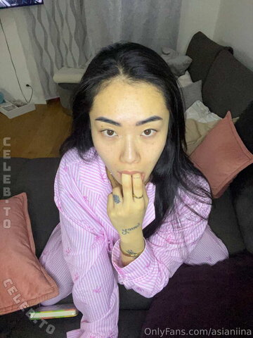 asianiina nude photo 1