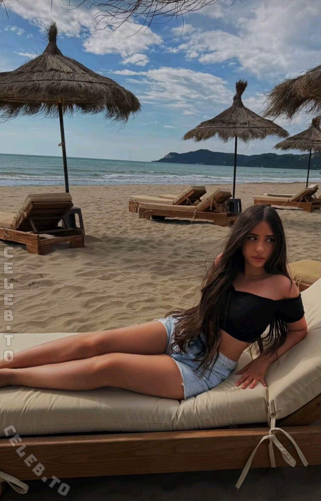 Asleyia nude photo 1