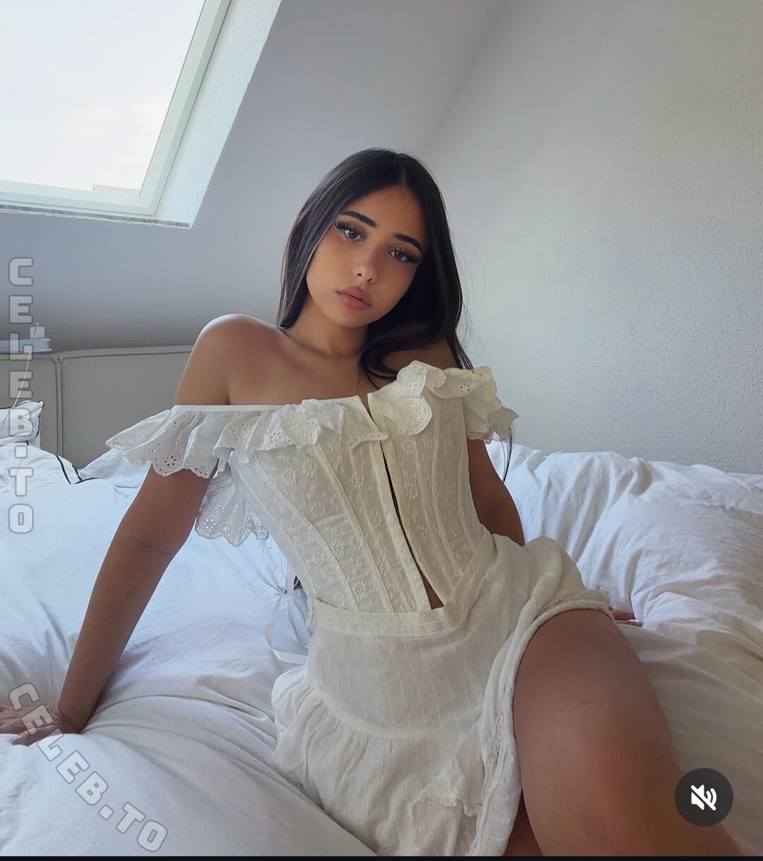Asleyia nude photo 1