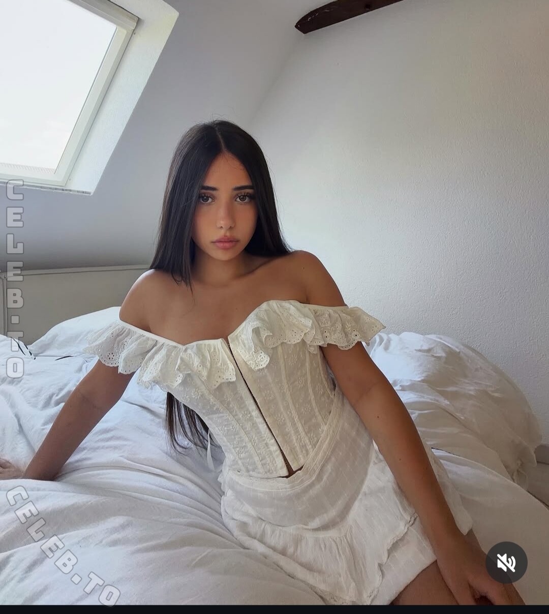 Asleyia nude photo 2