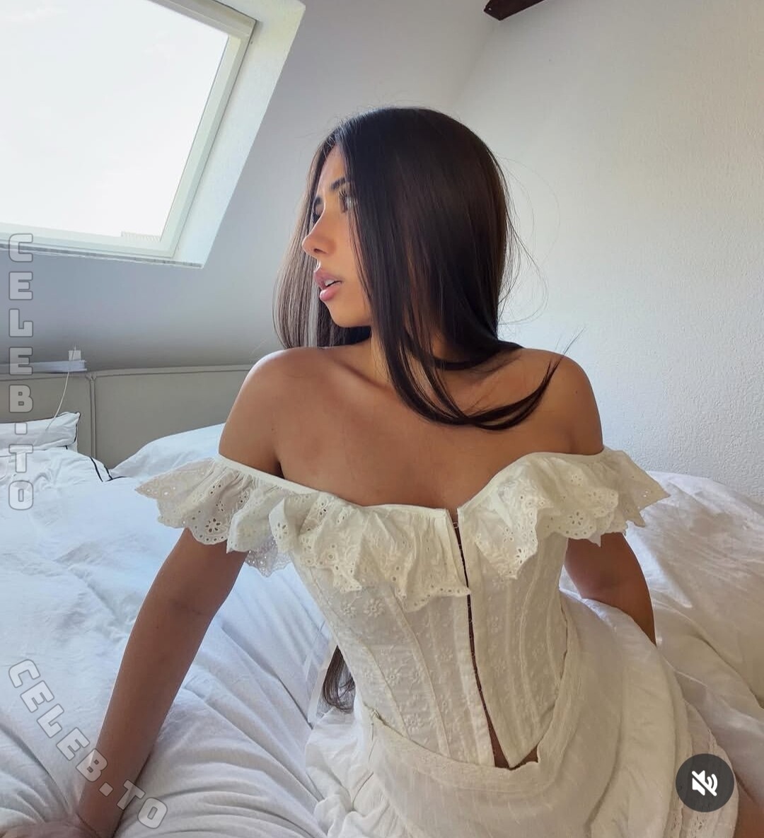 Asleyia nude photo 3