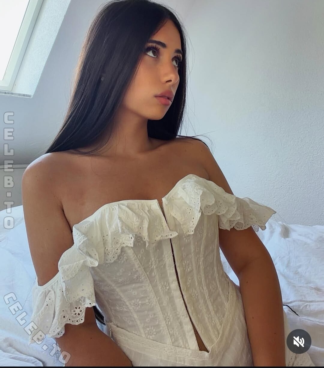 Asleyia nude photo 4