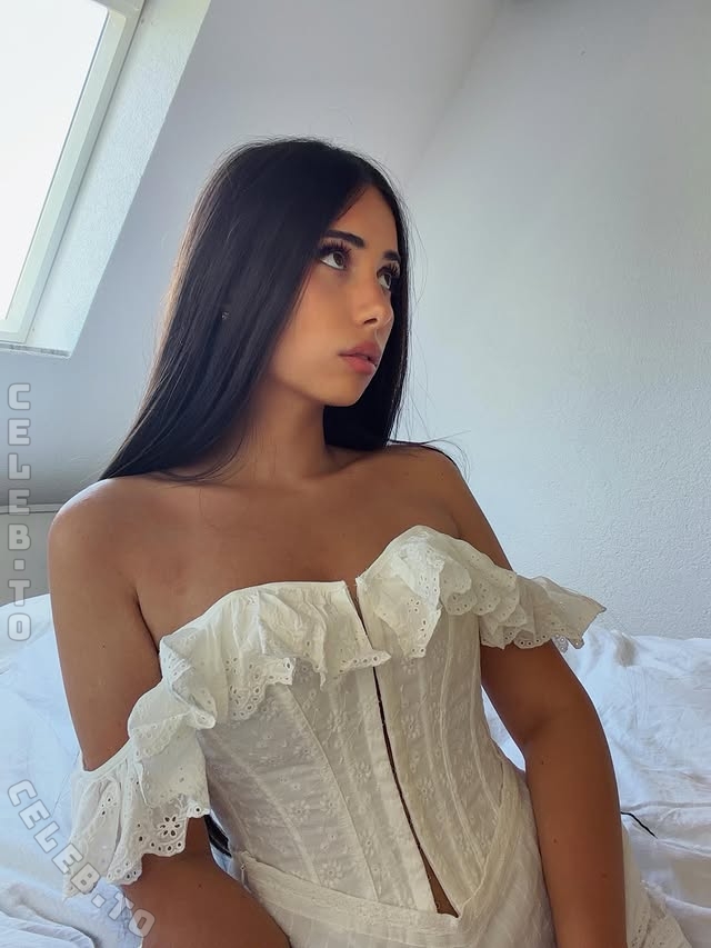 Asleyia nude photo 2