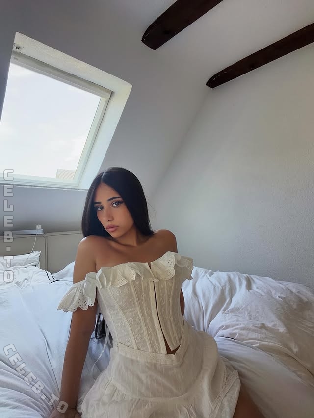 Asleyia nude photo 3