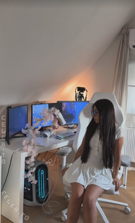 Asleyia nude photo 1