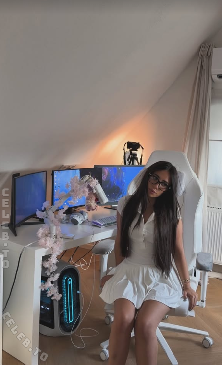Asleyia nude photo 2