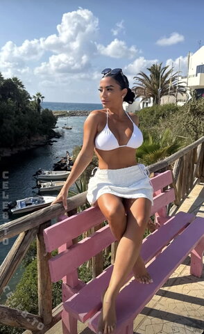 Aura_officiel Sexy (2 photos)