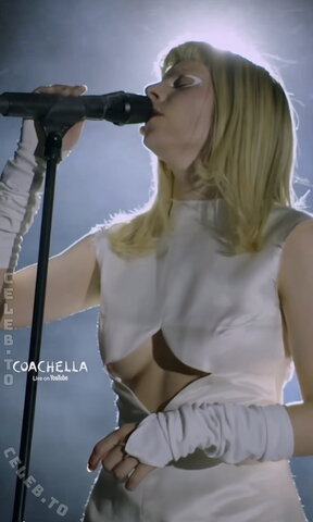 Aurora Aksnes photo 1