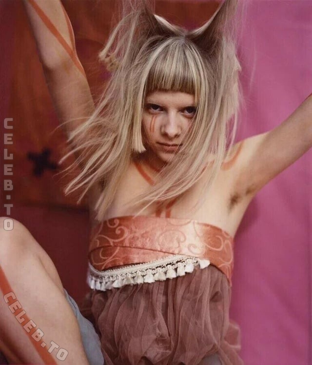Aurora Aksnes nude photo 4