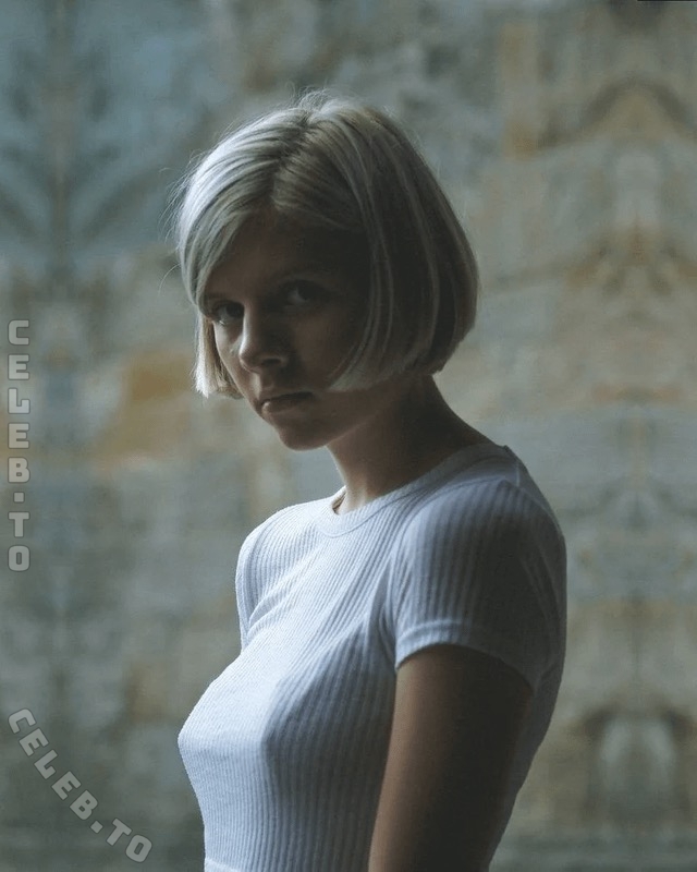 Aurora Aksnes nude photo 6