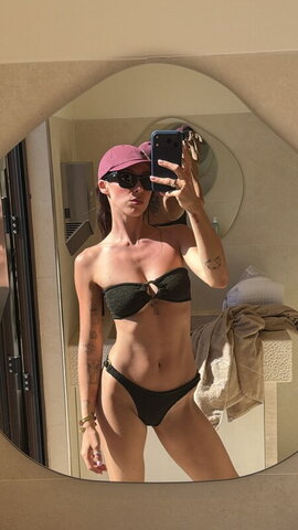 Aurora Ramazzotti Sexy (1 photo)