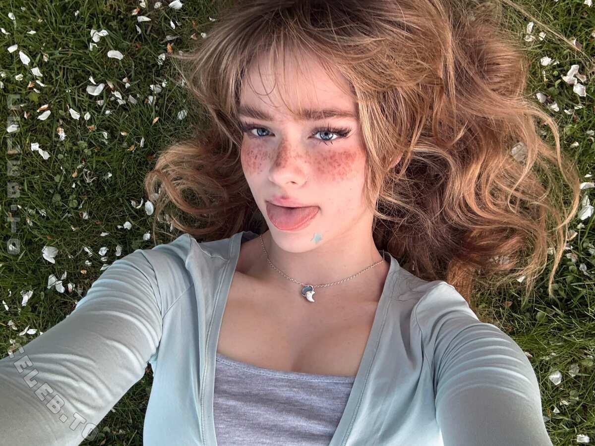Aurora nude photo 1