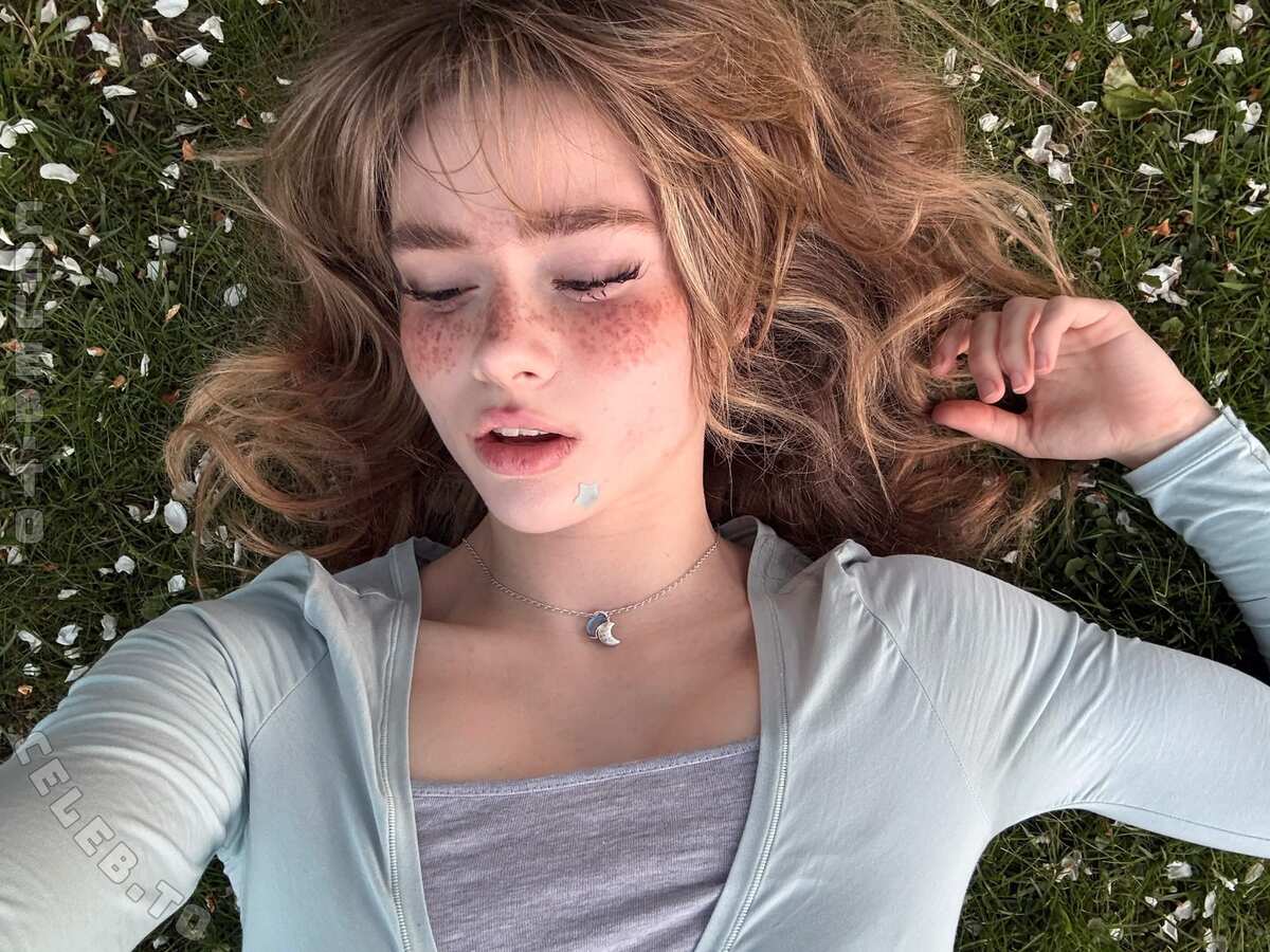 Aurora nude photo 2