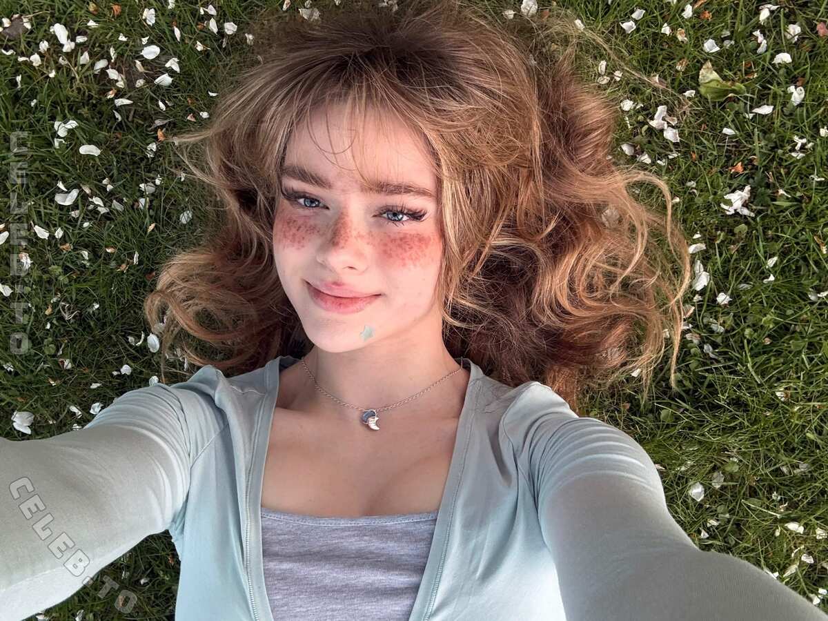 Aurora nude photo 3