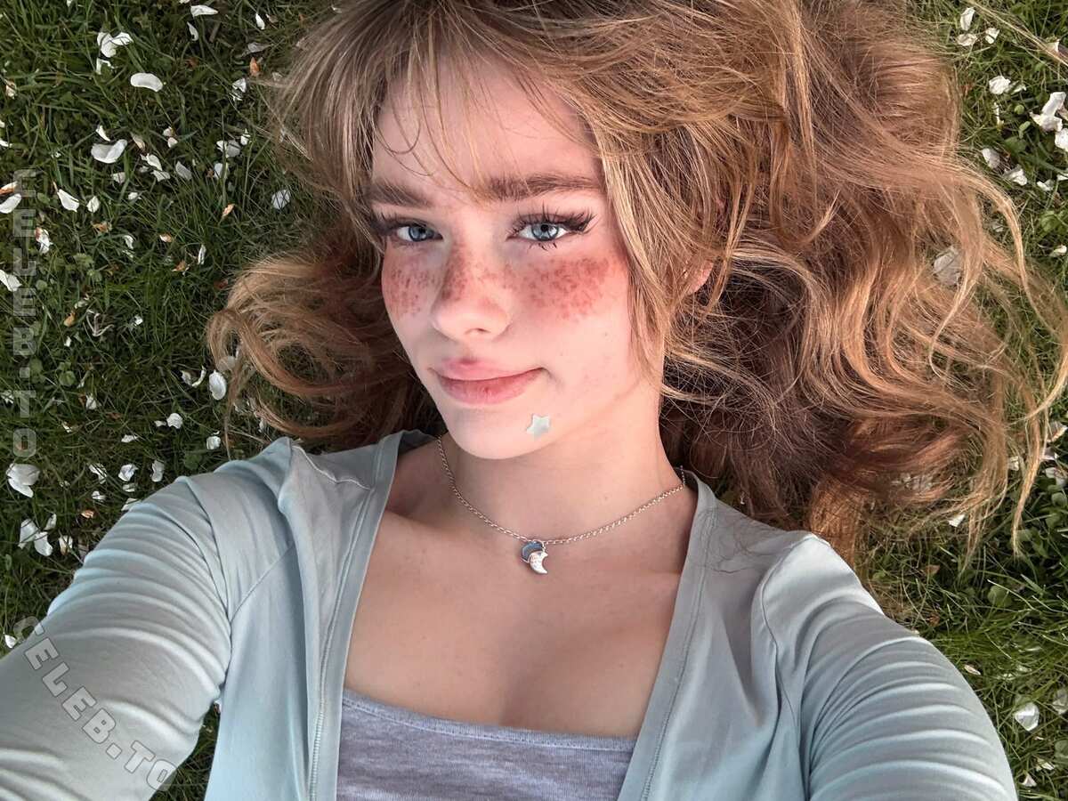 Aurora nude photo 4