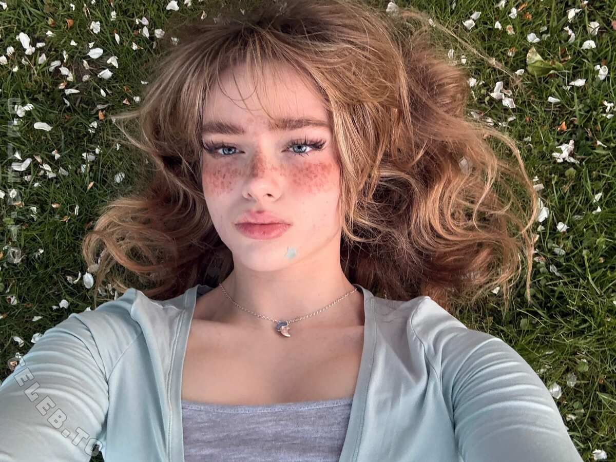 Aurora nude photo 5