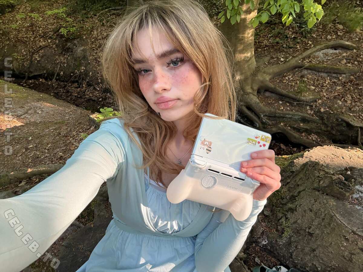 Aurora nude photo 6