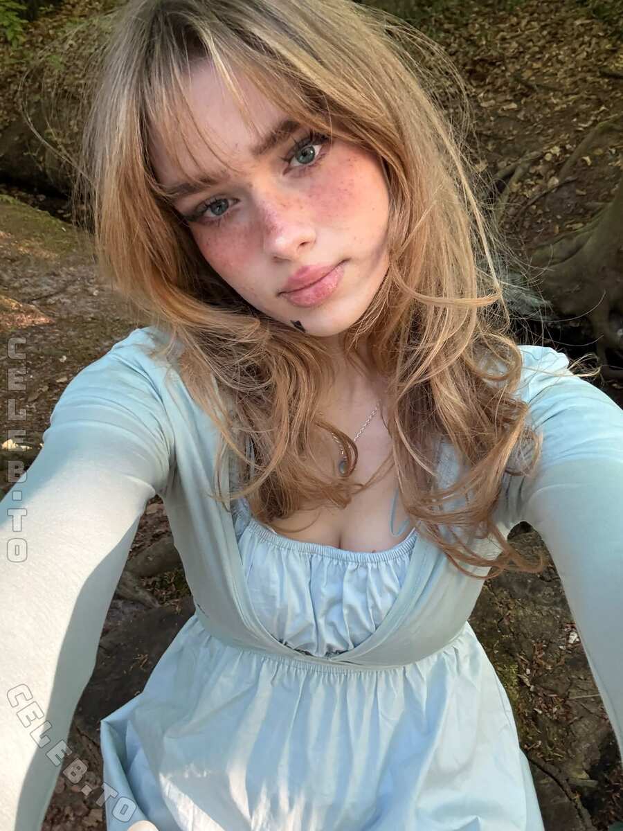Aurora nude photo 7