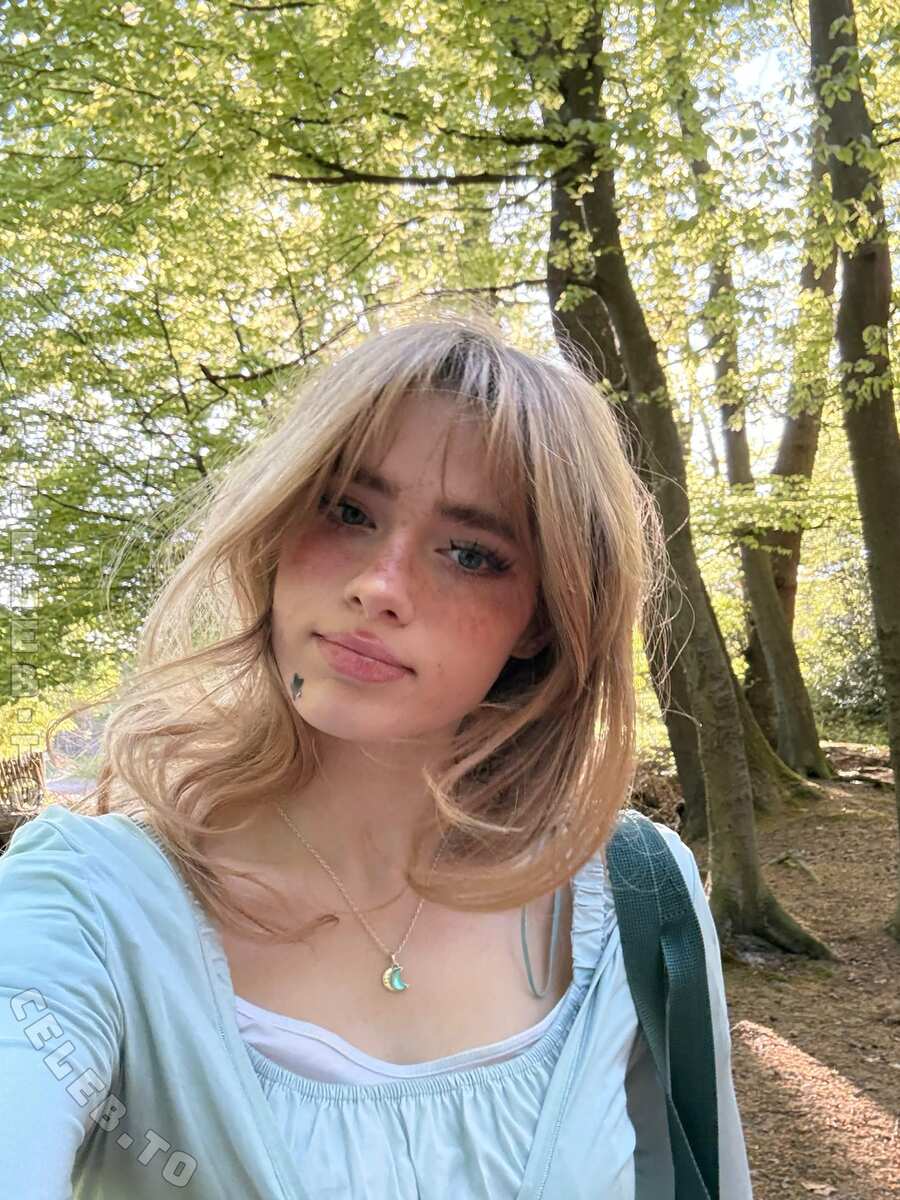 Aurora nude photo 15