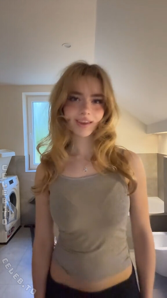 Aurora nude photo 18
