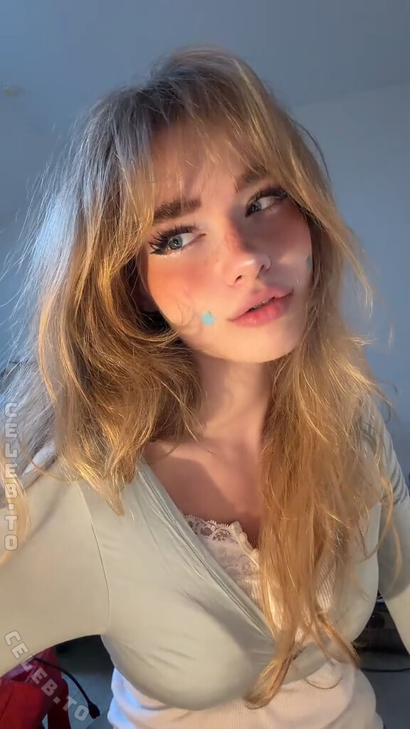 Aurora nude photo 3