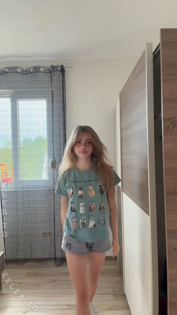 Aurora nude photo 14