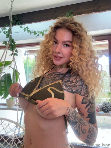 Avaa.Lynn Sexy (2 photos)