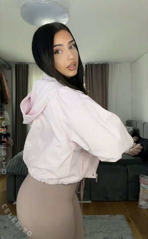 avendaaxs – Her ass has become so fat