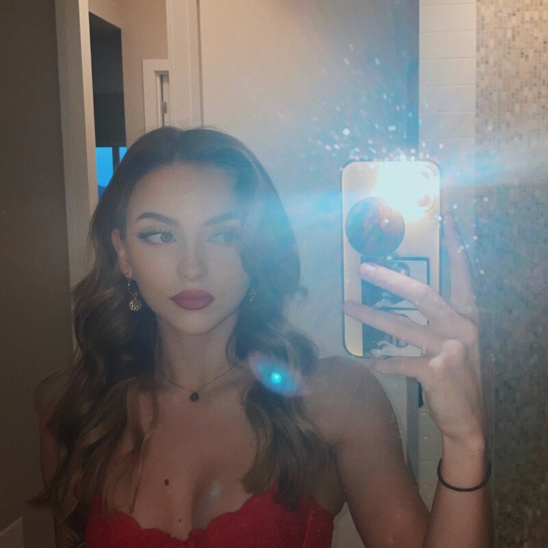 Avery nude photo 4