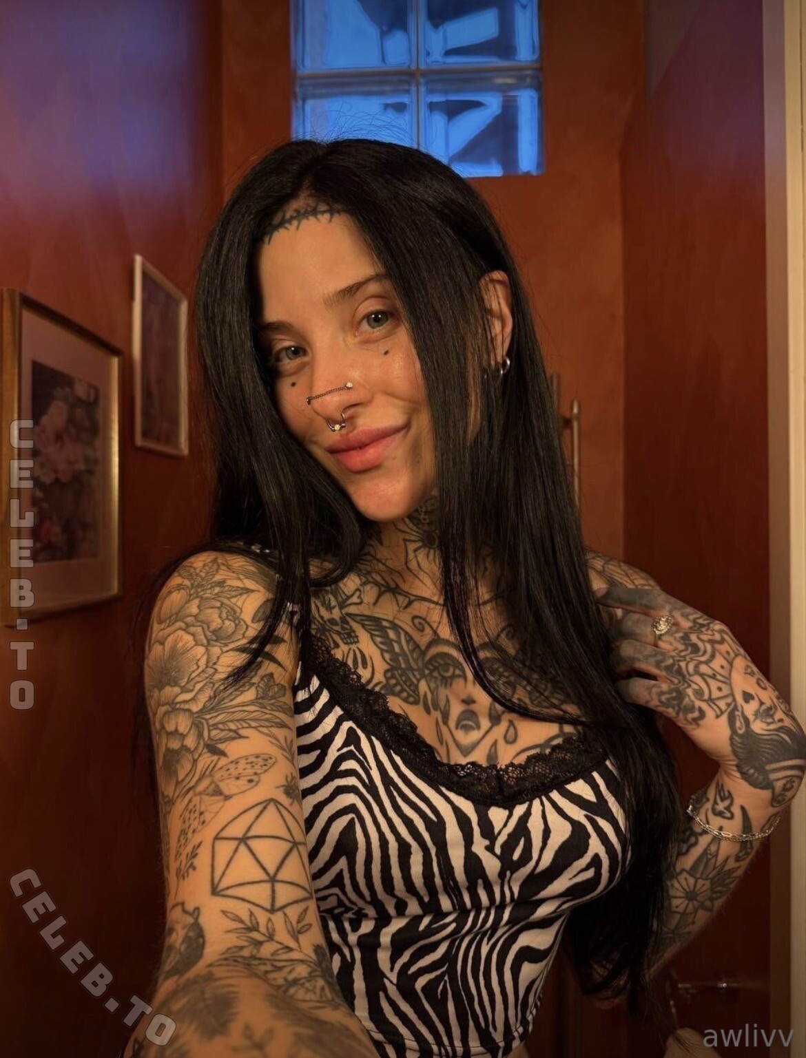 Awlivv nude photo 1
